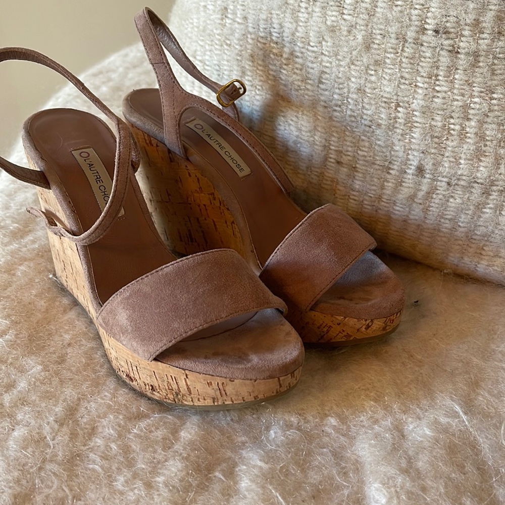Platform sandals in mauve suede by L”Autre Chose size 6.5. Excellent condition.
